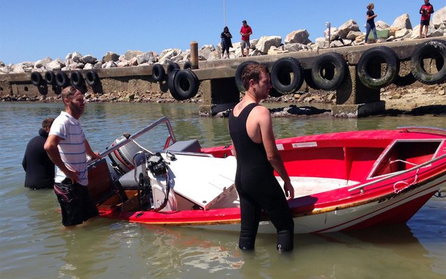 De Wet Giliomee se boot, Liro, wat verlede Sondag by Joubert se Dam omgedop het en na Kleinbaai hawe ingesleep is (Foto: Johan Burmeister) 